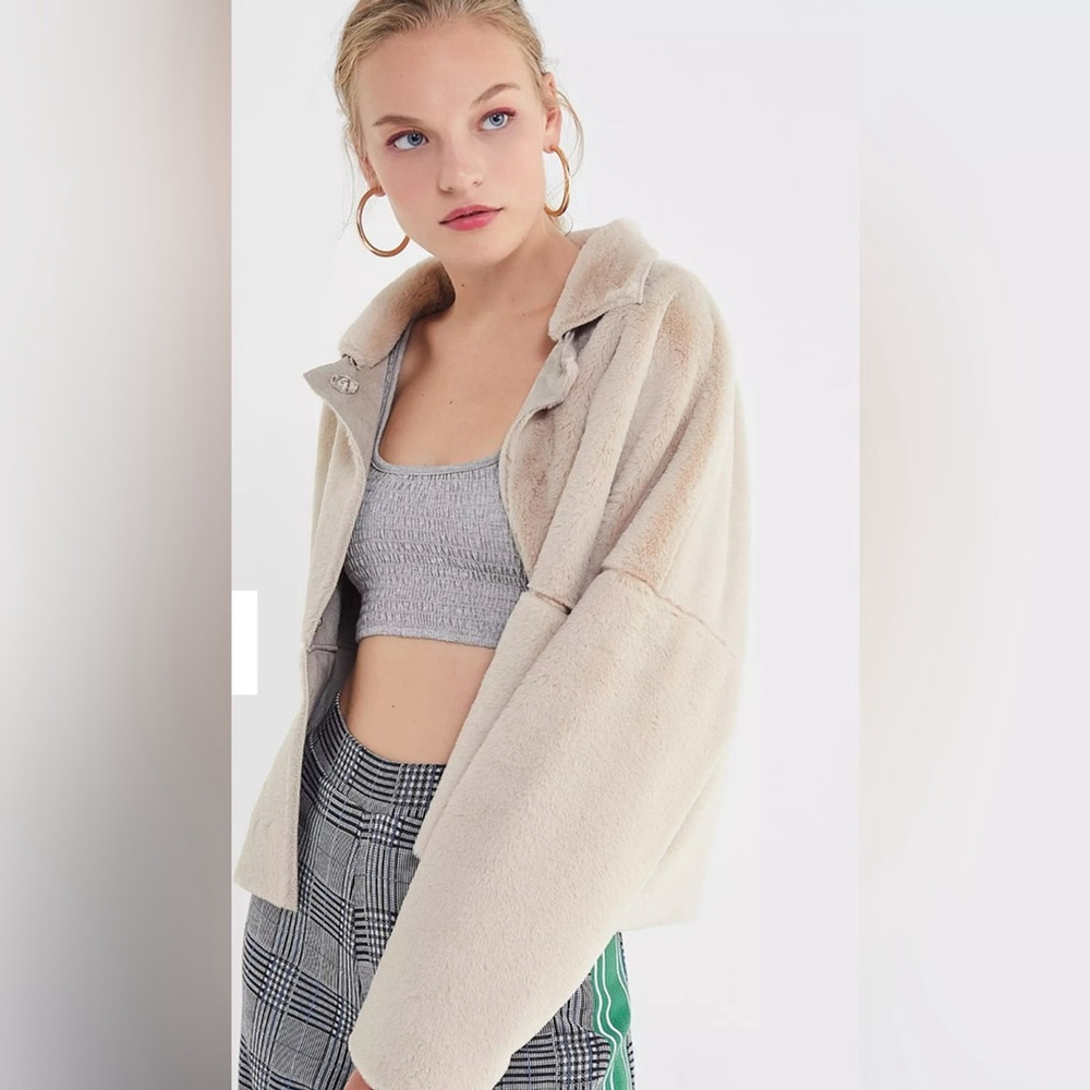 UO Felicity Reversible Women's Beige Faux Fur Jacket Cream Cropped Jacket - Picture 3 of 11